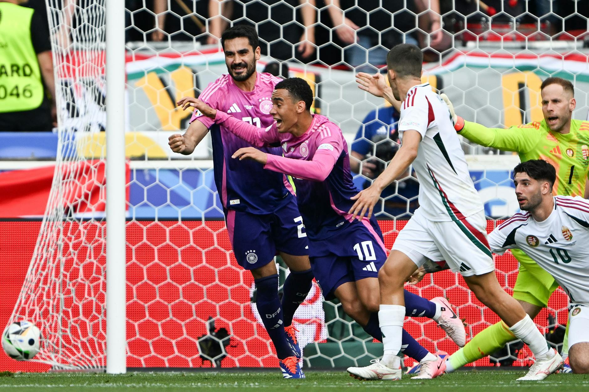 Jamal Musiala (2.v l) jubelt nach seinem Tor zum 1:0 mit İlkay Gündoğan (l).