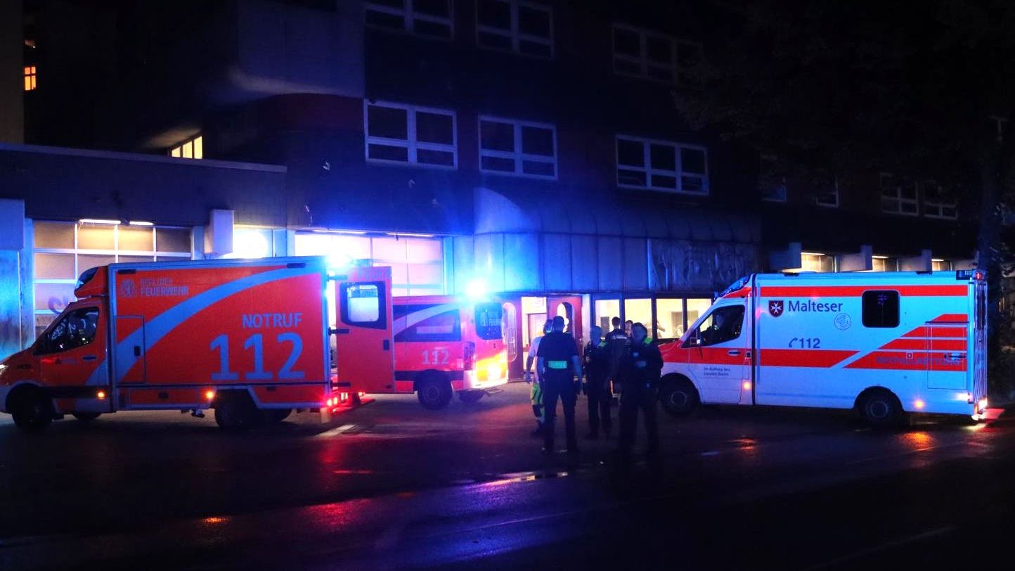 Rettungskräfte vor der Feuerwache in der Wiener Straße in Kreuzberg.