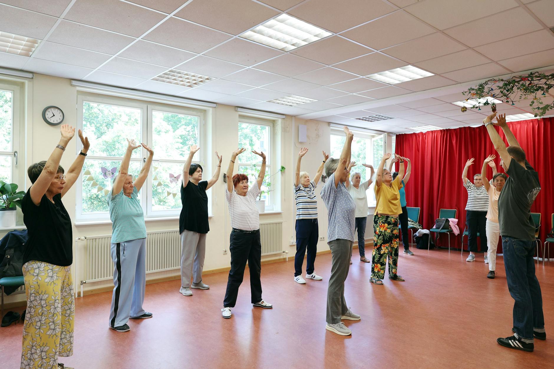 Senioren beim wöchentlichen Qigong-Kurs im Kiezklub in Berlin am Dienstagmorgen.