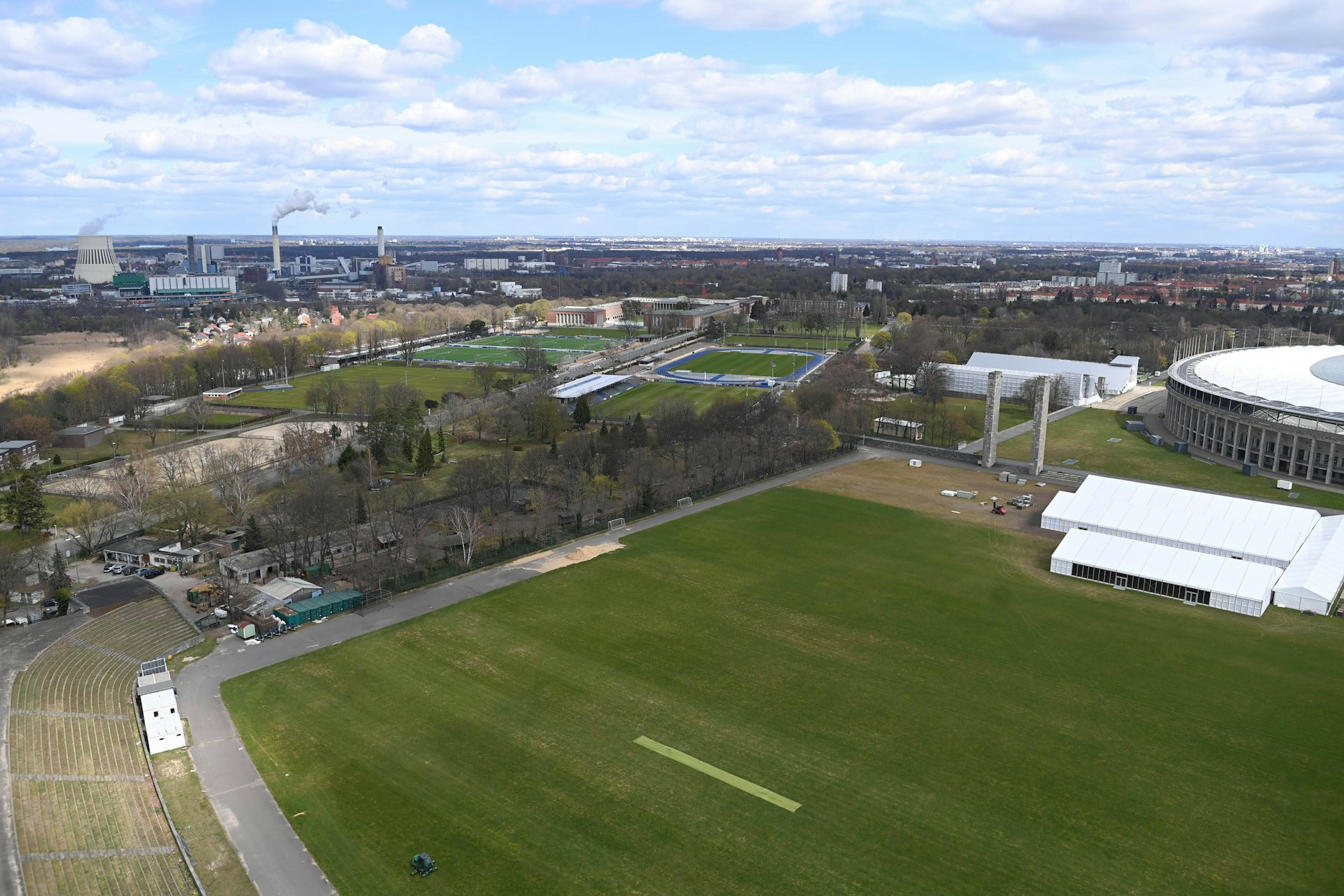 Nördlich des Maifeldes (links im Foto) ist ein möglicher Standort für Herthas eigenes Stadion auf dem Olympiagelände. Das andere angedachte Areal befindet sich südlich des Maifeldes.