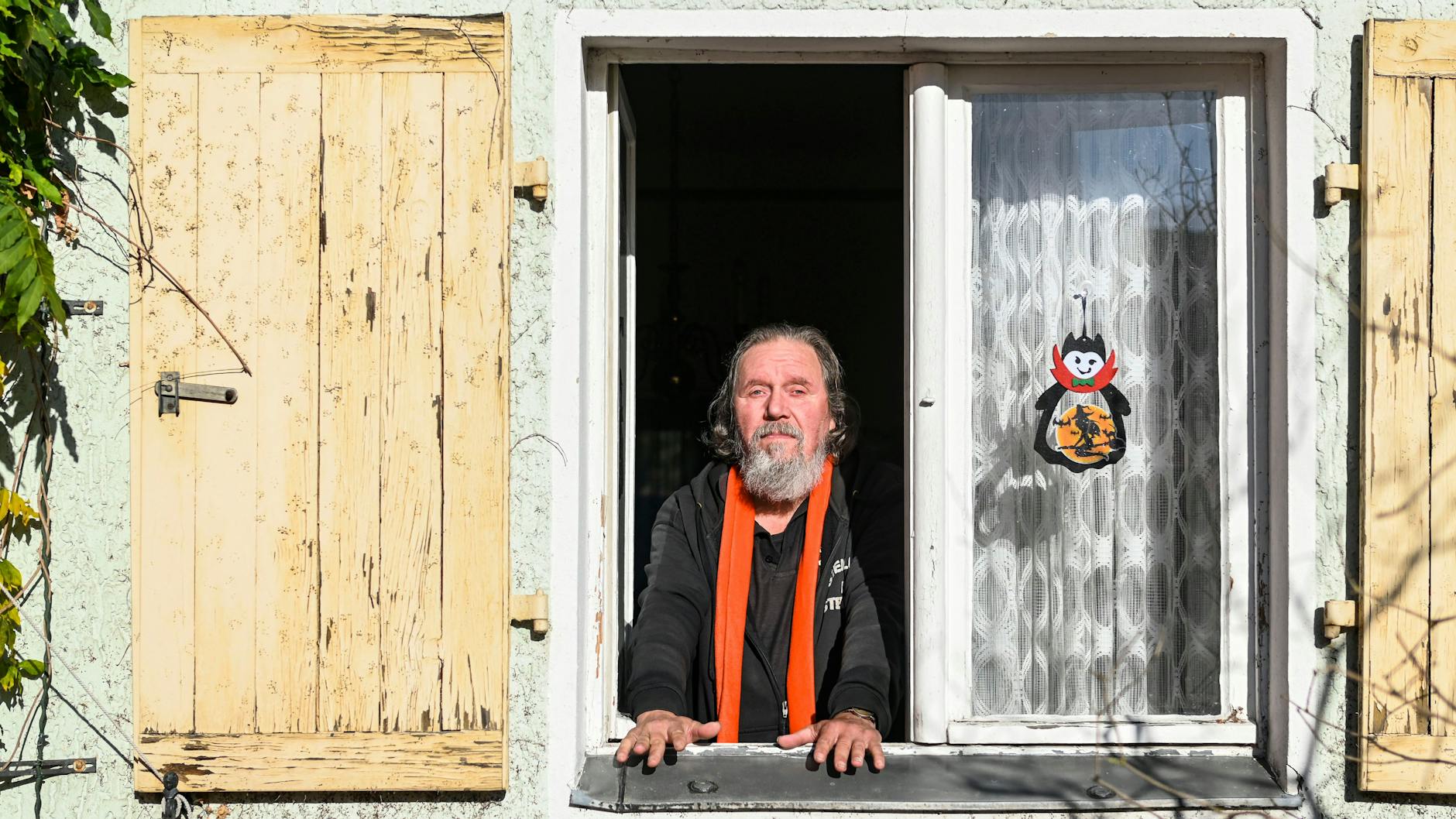 Nachbar Hartmut Lenz unterstützt Manfred Moslehner auch im Alltag. 