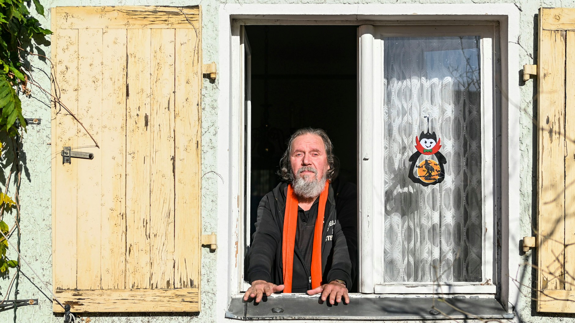 Nachbar Hartmut Lenz unterstützt Manfred Moslehner auch im Alltag.&nbsp;