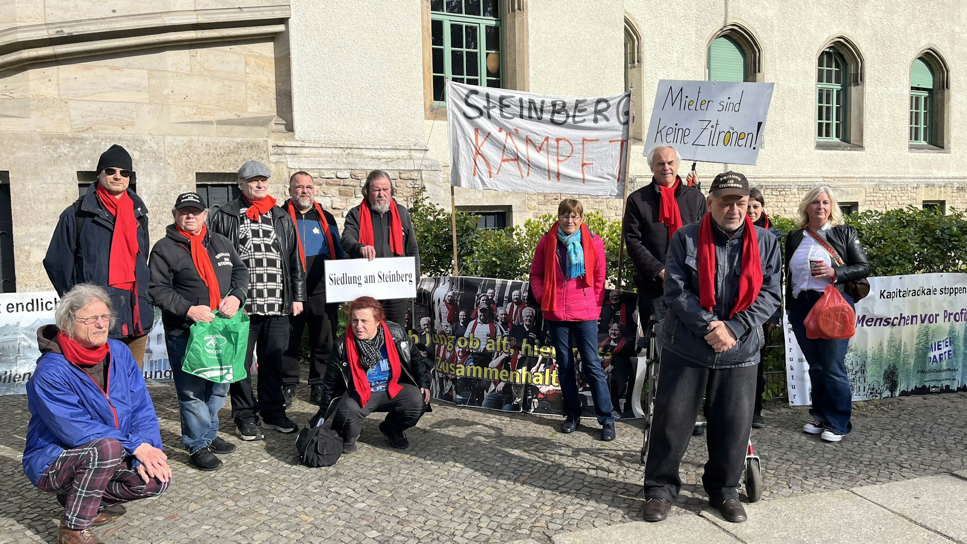 Zu jedem Termin bei Gericht kommen Unterstützer aus der Siedlung mit.&nbsp;