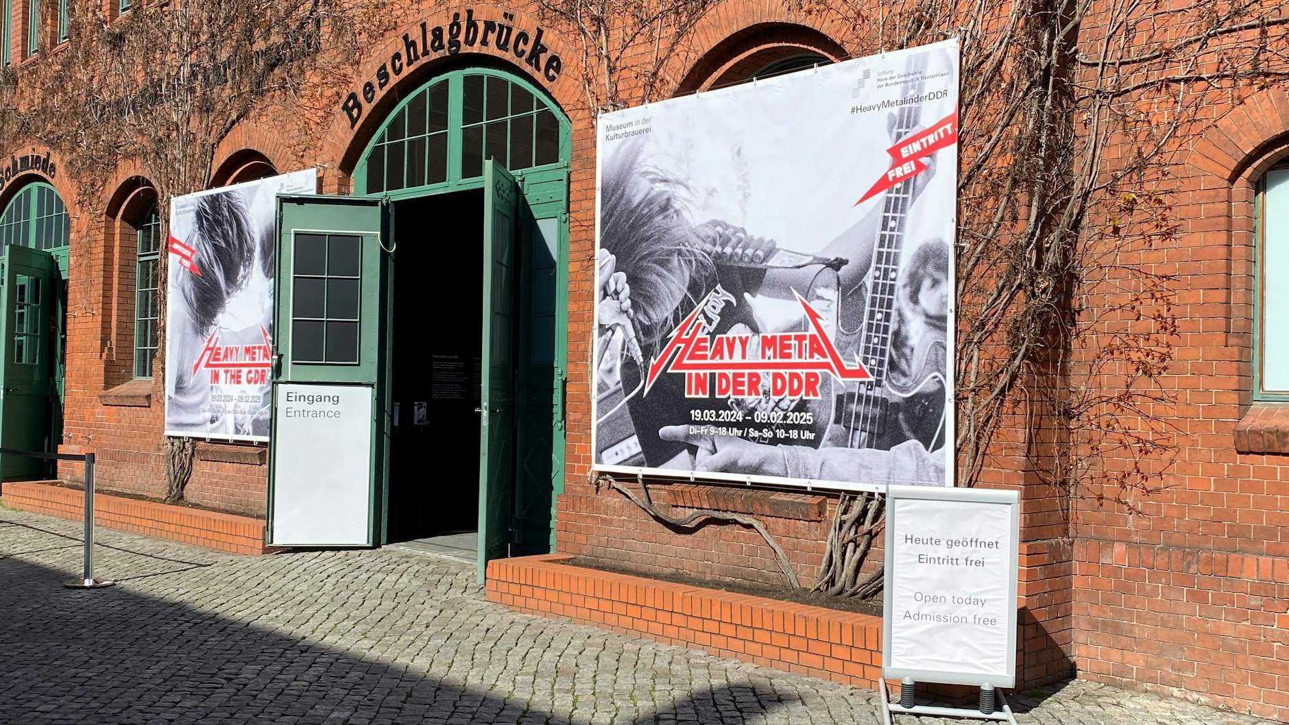 Eingang zur Ausstellung „Heavy Metal in der DDR“ im Museum der Kulturbrauerei in Prenzlauer Berg, die bis zum 9. Februar 2025 zu sehen ist.