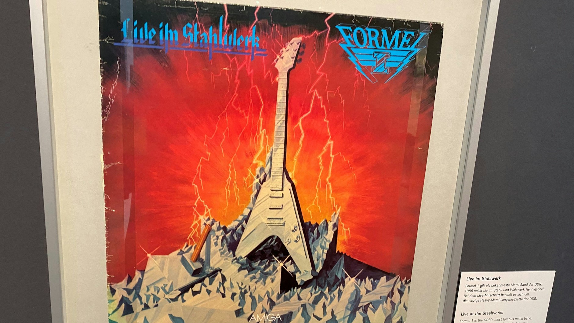 In der Schau eingerahmt: „Live im Stahlwerk“ von Formel 1 war die einzige LP, die eine DDR-Metal-Band veröffentlichen durfte. Das war 1986.