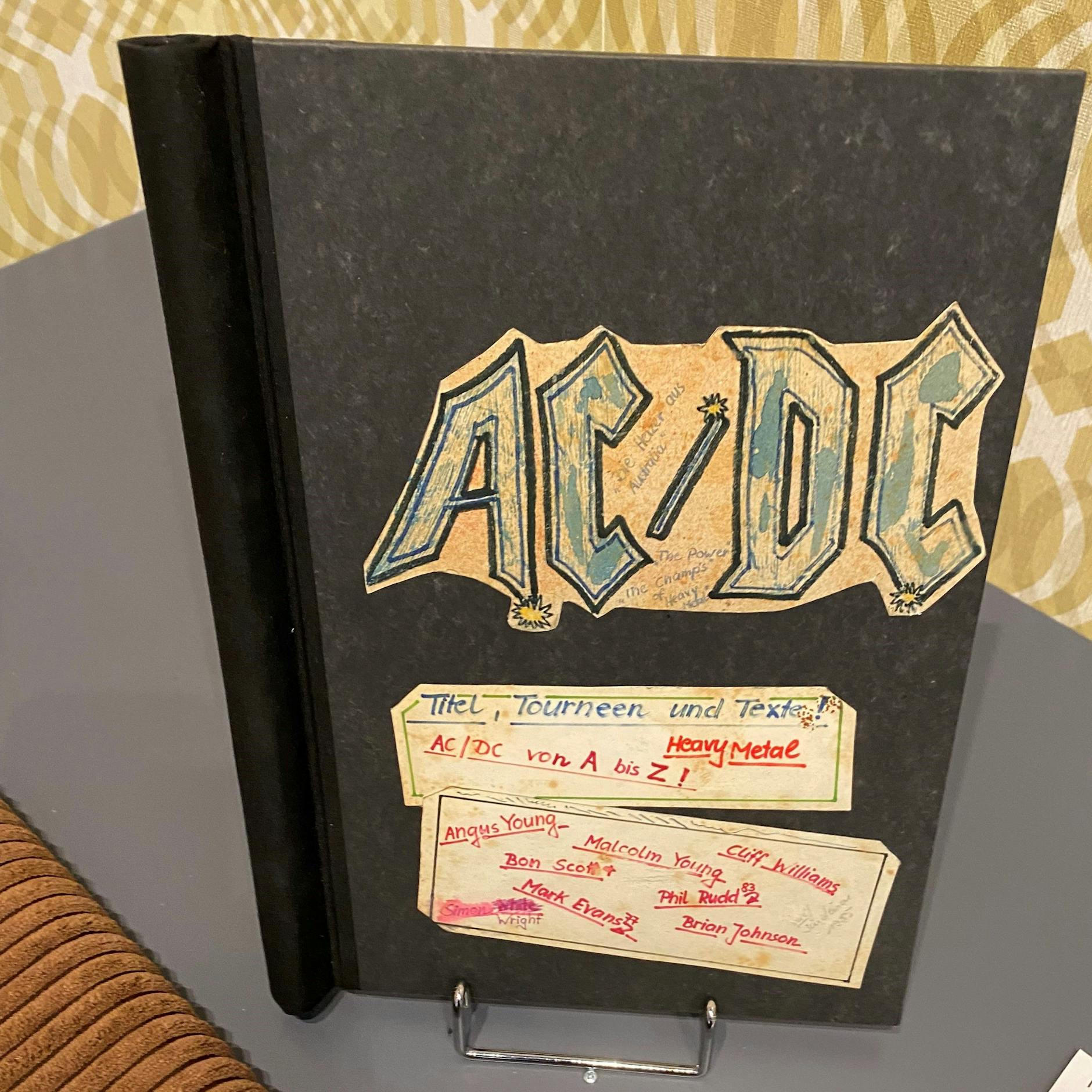 In der Schau ist die Klemmmappe eines Fans aus der DDR zu sehen, der darin alles über seine Lieblingsband AC/DC sammelte.