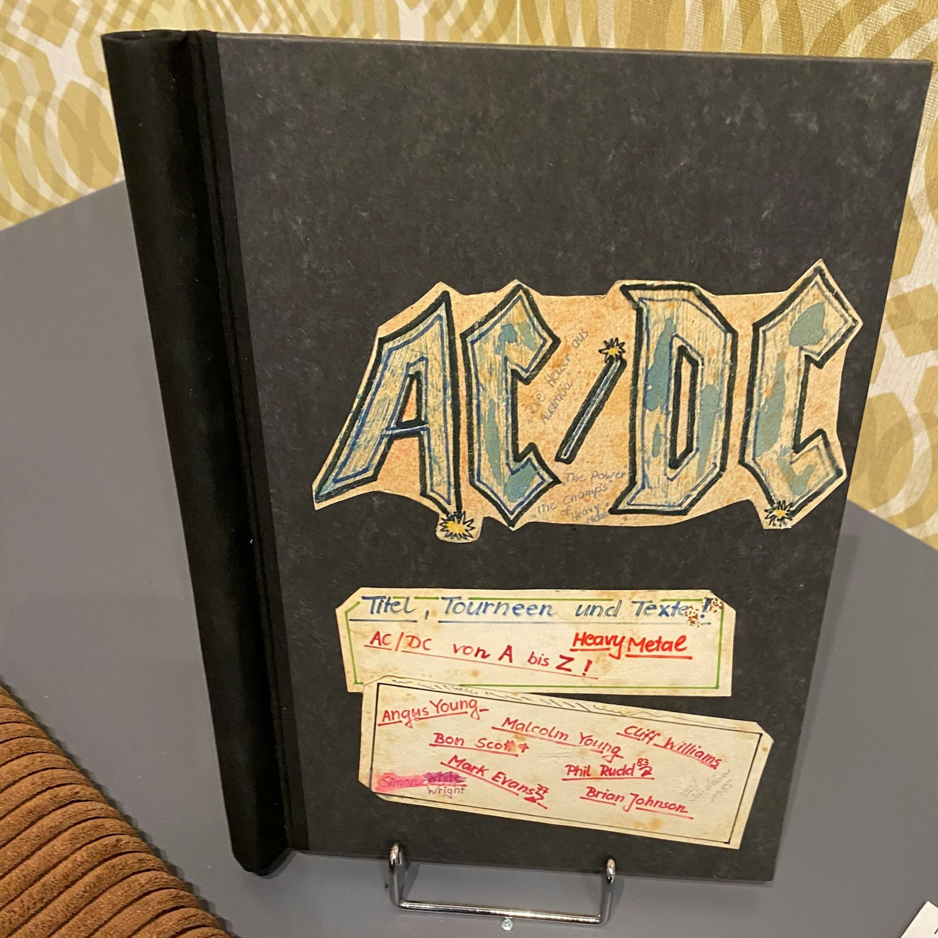 In der Schau ist die Klemmmappe eines Fans aus der DDR zu sehen, der darin alles über seine Lieblingsband AC/DC sammelte.