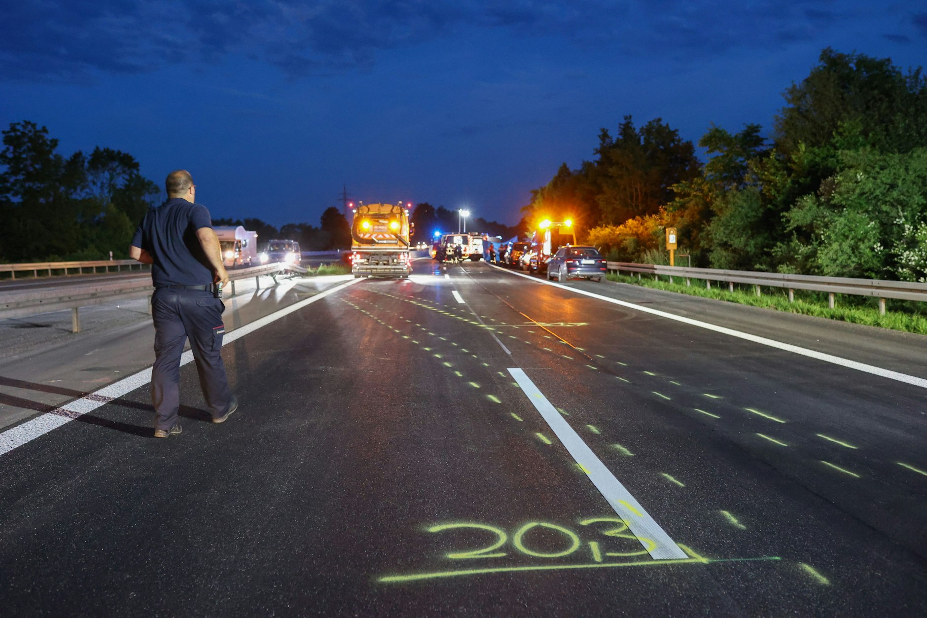 Markierungen zeigen den Weg des Unfallautos. Die Polizei hat in einem Unfallauto auf der A81 in Baden-Württemberg außer dem schwerstverletzten Fahrer noch eine Leiche auf der Rückbank entdeckt. 