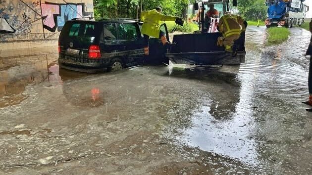 In Grevenbroich steckten Autos in einer überfluteten Überführung fest.