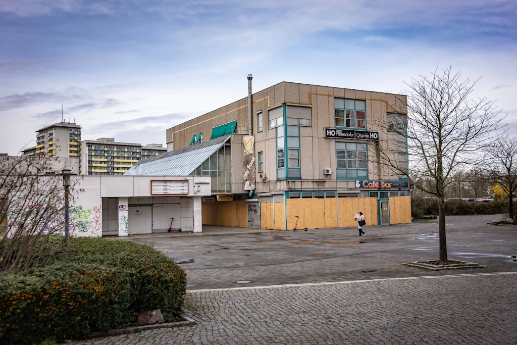 „Optischer Schandfleck“ in Hellersdorf: Versiegelung der Ruine am Cecilienplatz gefordert