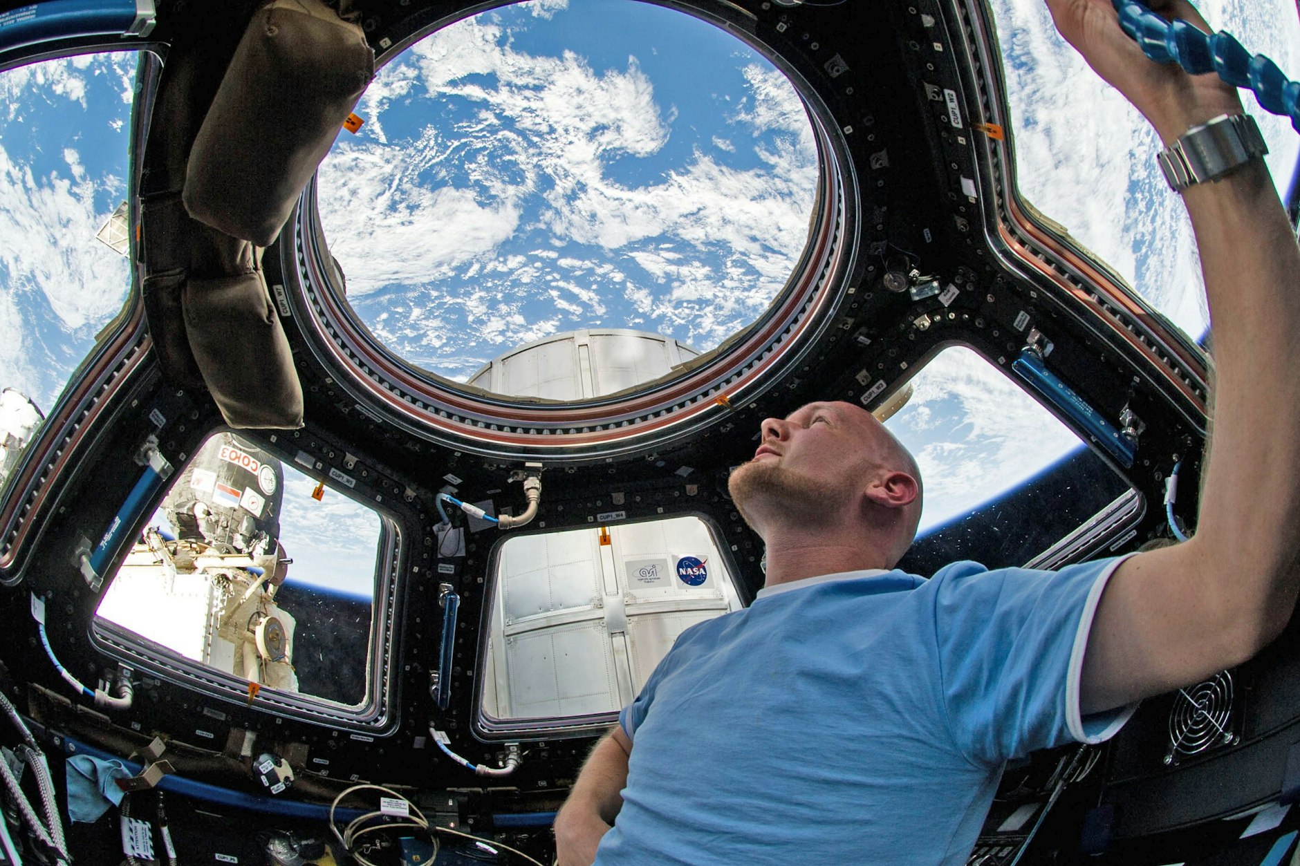Lange Aufenthalte im All verändern den Körper – so schön der Blick auch immer ist. Hier: Der Esa-Astronaut Alexander Gerst blickt 2014 von der Internationalen Raumstation ISS aus auf die Erde.
