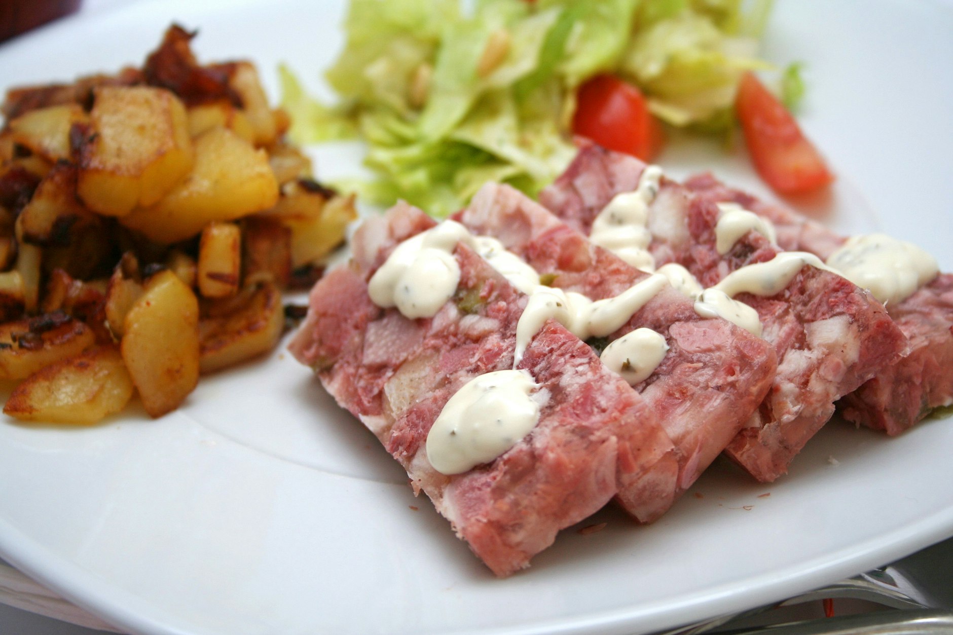Fleisch- oder Gemüsesülze genießt als kalte Beilage eine lange Tradition als Hausmannskost