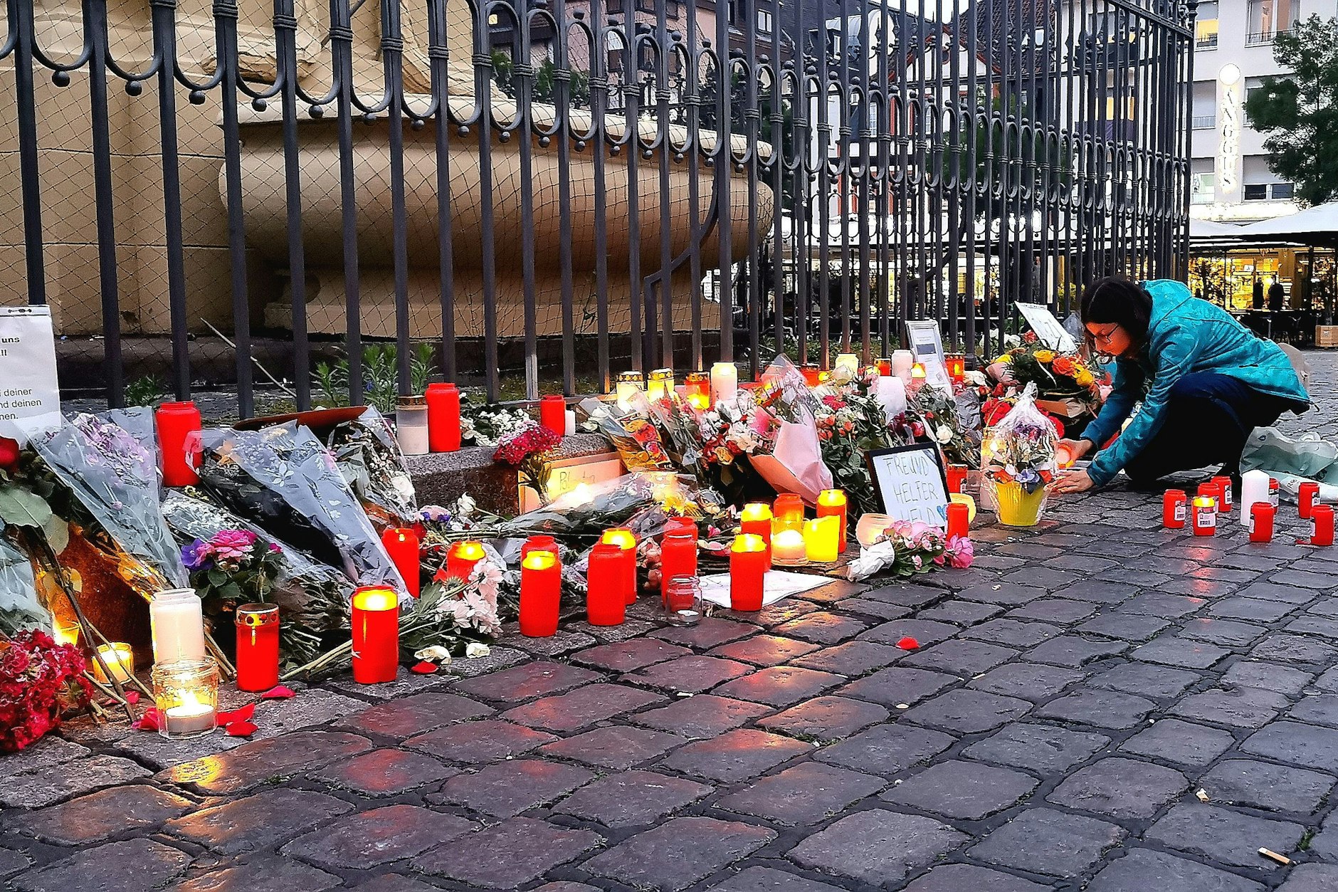 Passanten legen in Mannheim Blumen nieder und zünden Kerzen an. Ein Polizist war hier von einem Mann aus Afghanistan mit einem Messer niedergestochen und lebensgefährlich verletzt worden.