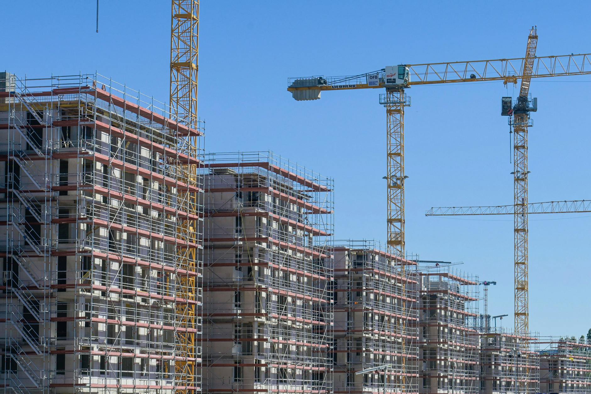 Die Baugenehmigungen für Wohnungen sind weiter rückläufig - aber für Käufer in Berlin gibt es einen kleinen Lichtblick.
