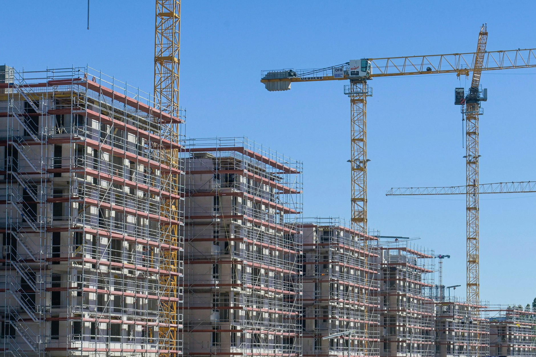 Die Baugenehmigungen für Wohnungen sind weiter rückläufig - aber für Käufer in Berlin gibt es einen kleinen Lichtblick.