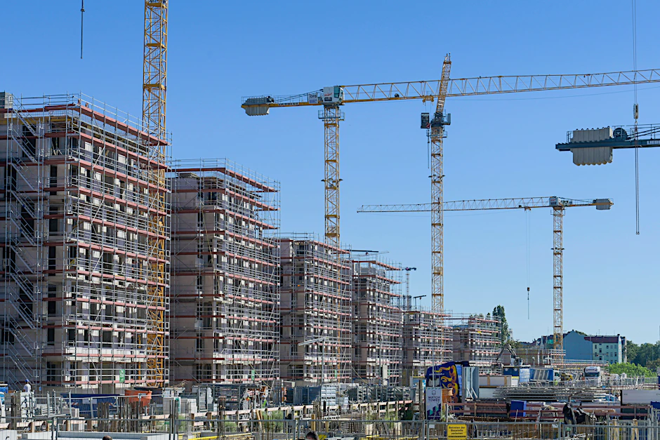 Die Baugenehmigungen für Wohnungen sind weiter rückläufig - aber für Käufer in Berlin gibt es einen kleinen Lichtblick.