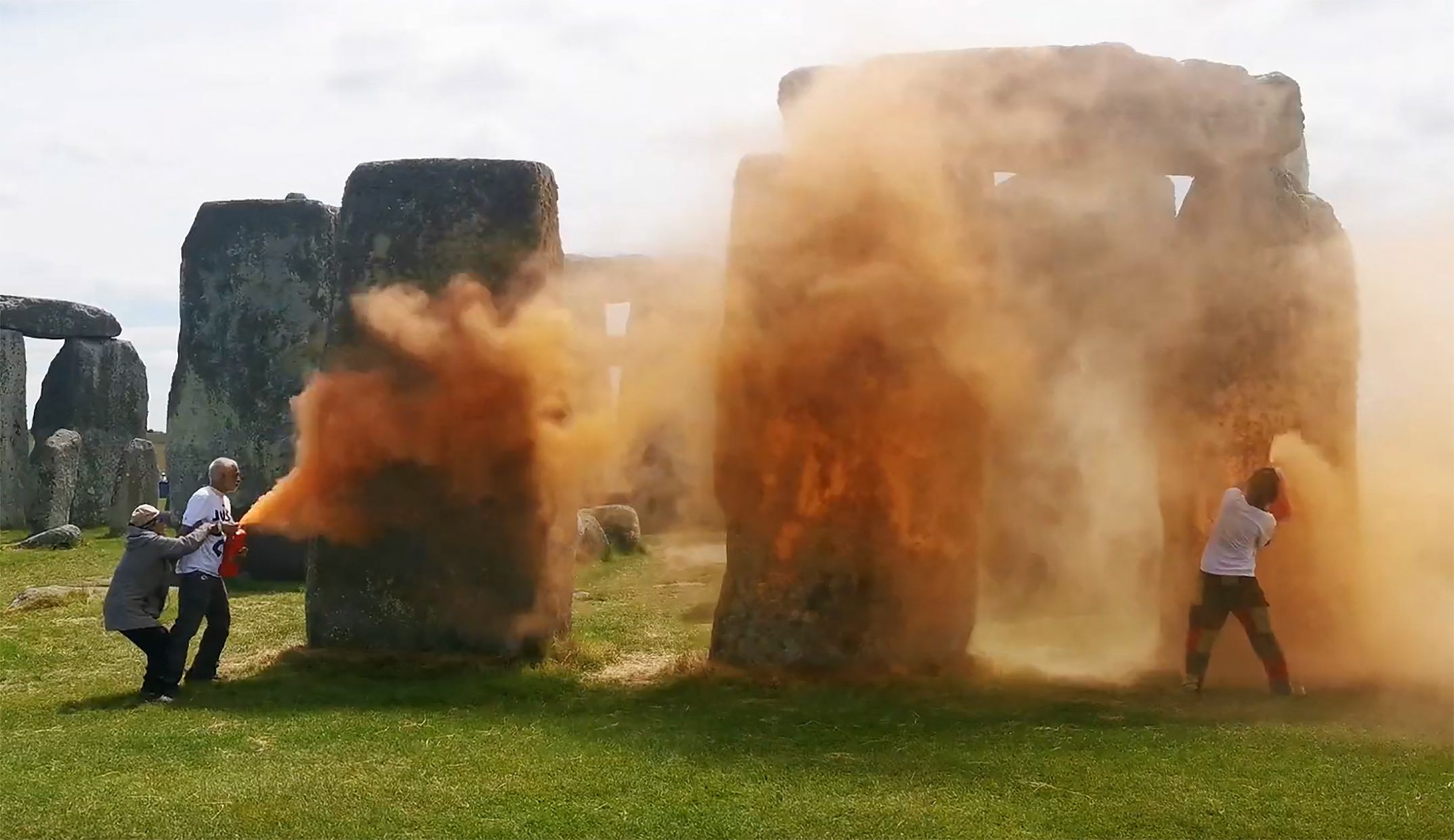 Stonehenge: Just Stop Oil besprüht 5000 Jahre altes Monument mit Farbe (Video)