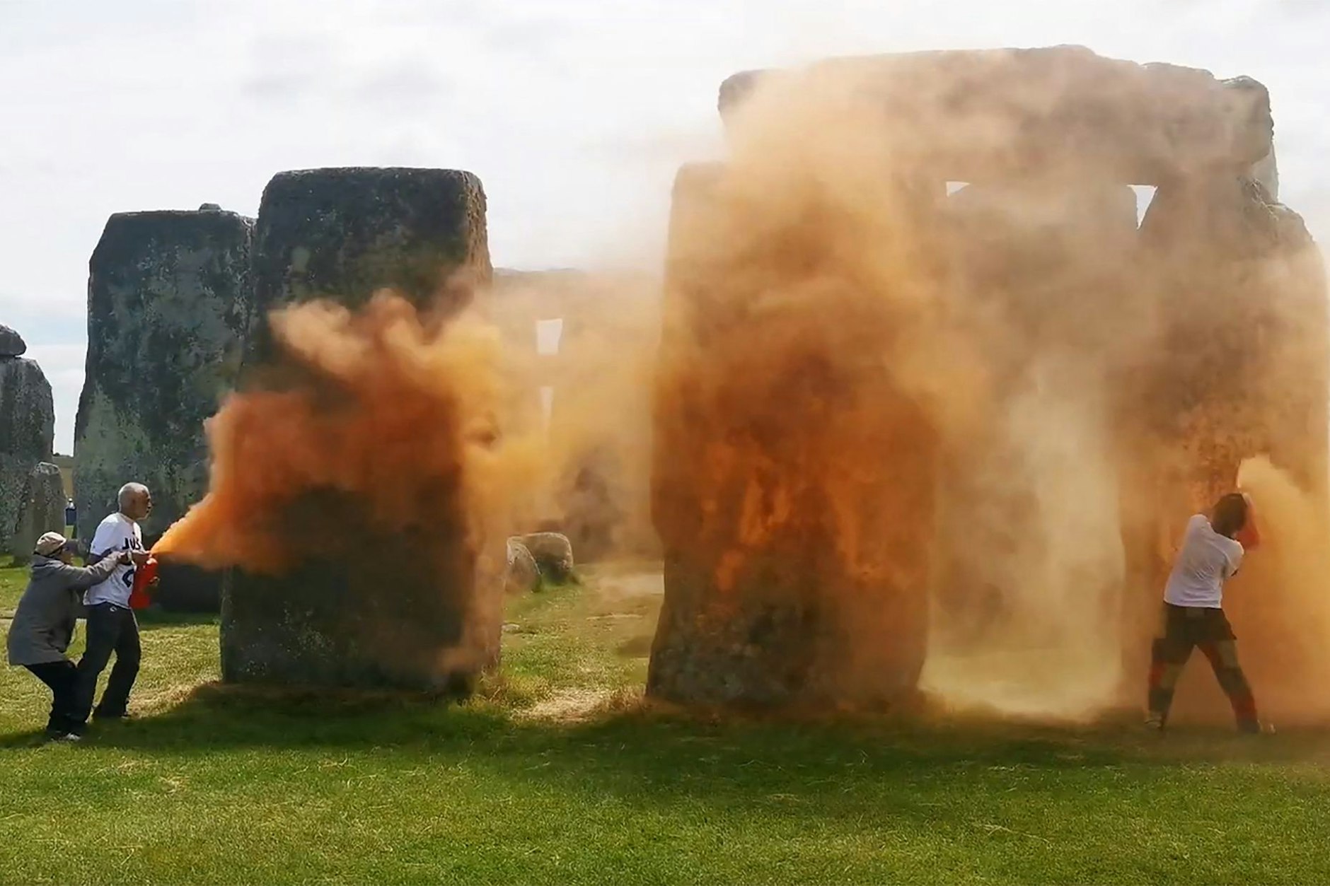 Stonehenge, das 5000 Jahre alte Monument, wurde am Mittwoch mit Farbe besprüht.