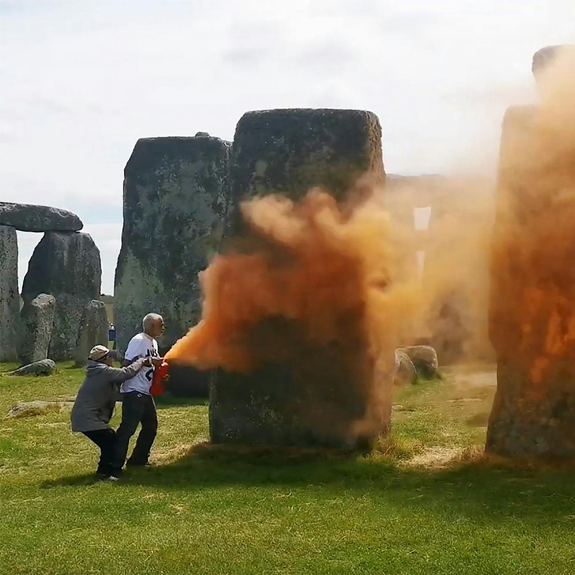 Stonehenge: Just Stop Oil besprüht 5000 Jahre altes Monument mit Farbe (Video)