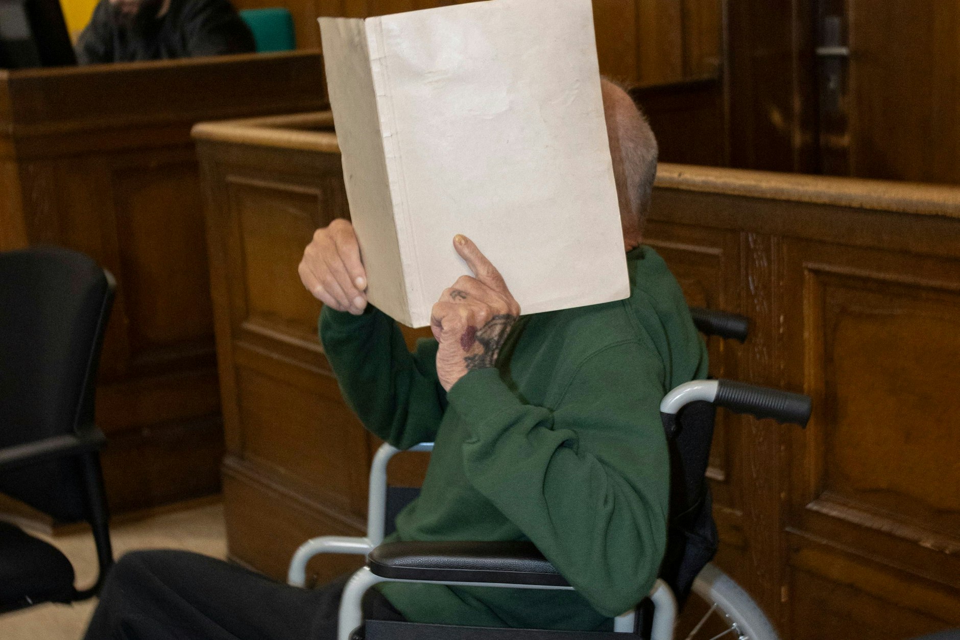 Der Angeklagte Axel L. vor dem Berliner Landgericht: Nun wurde der 72-Jährige wegen Mordes an seiner pflegebedürftigen Ehefrau zu neun Jahren Haft verurteilt. 