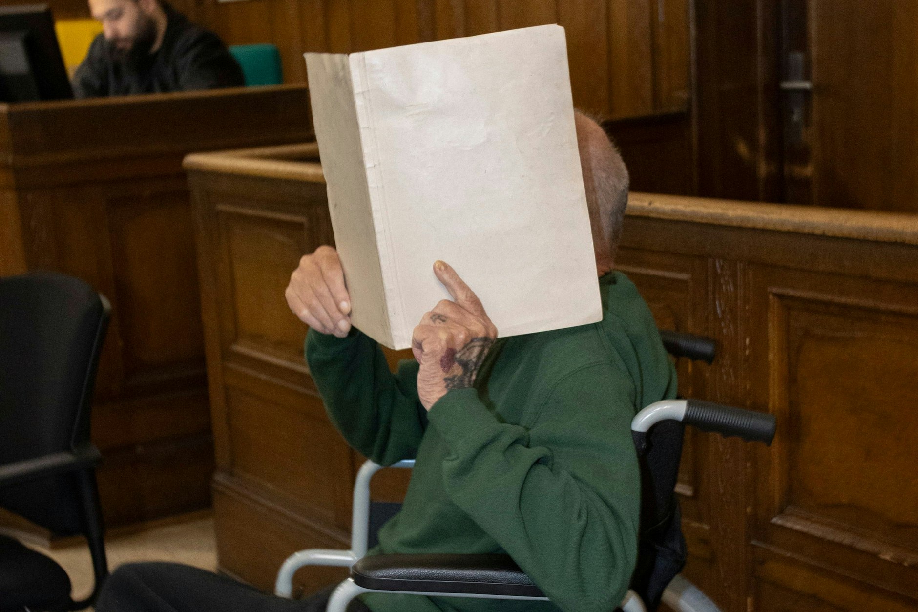 Der angeklagte Rentner (72) saß im Rollstuhl vor Gericht.