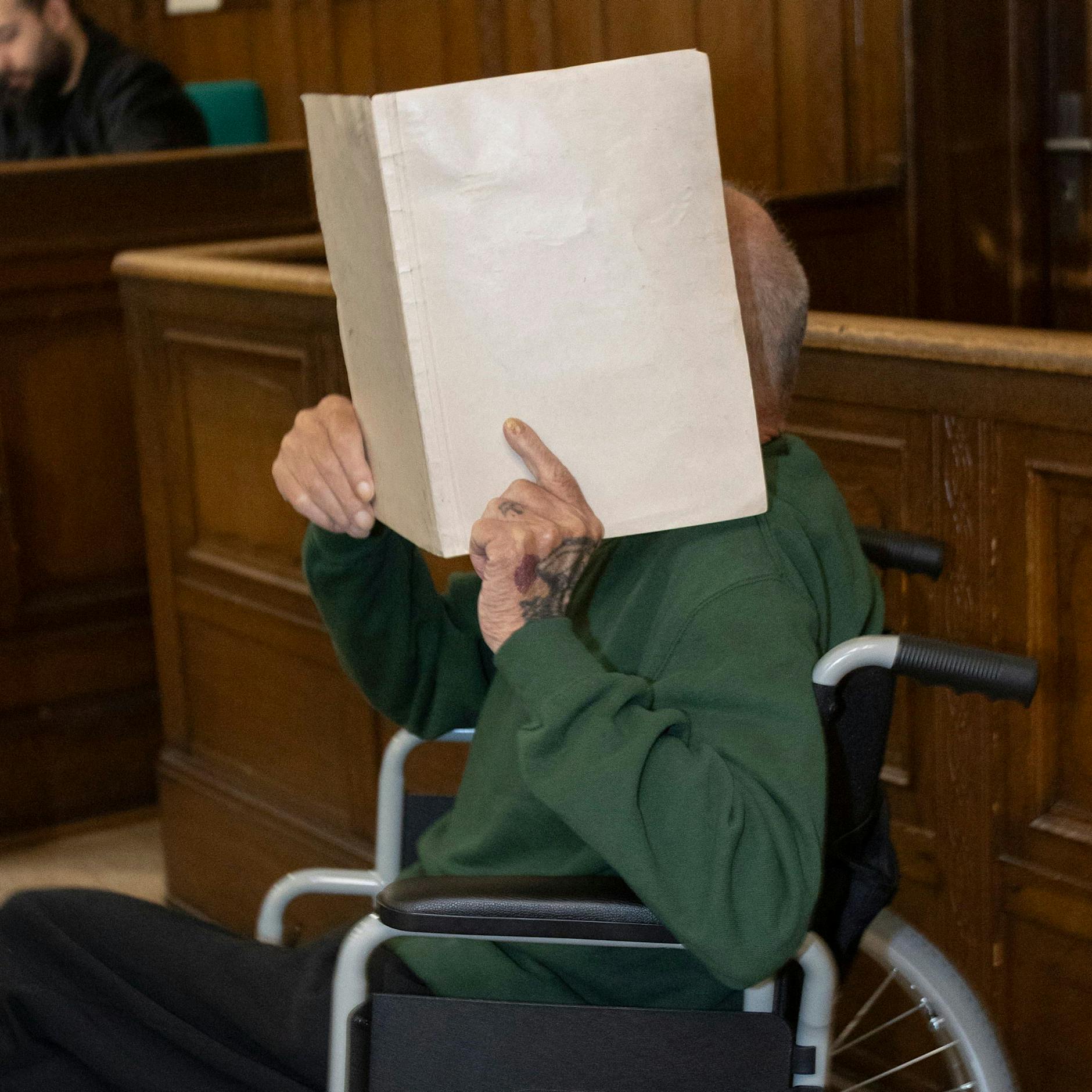 Mord an pflegebedürftiger Frau: Neun Jahre Haft für Rentner