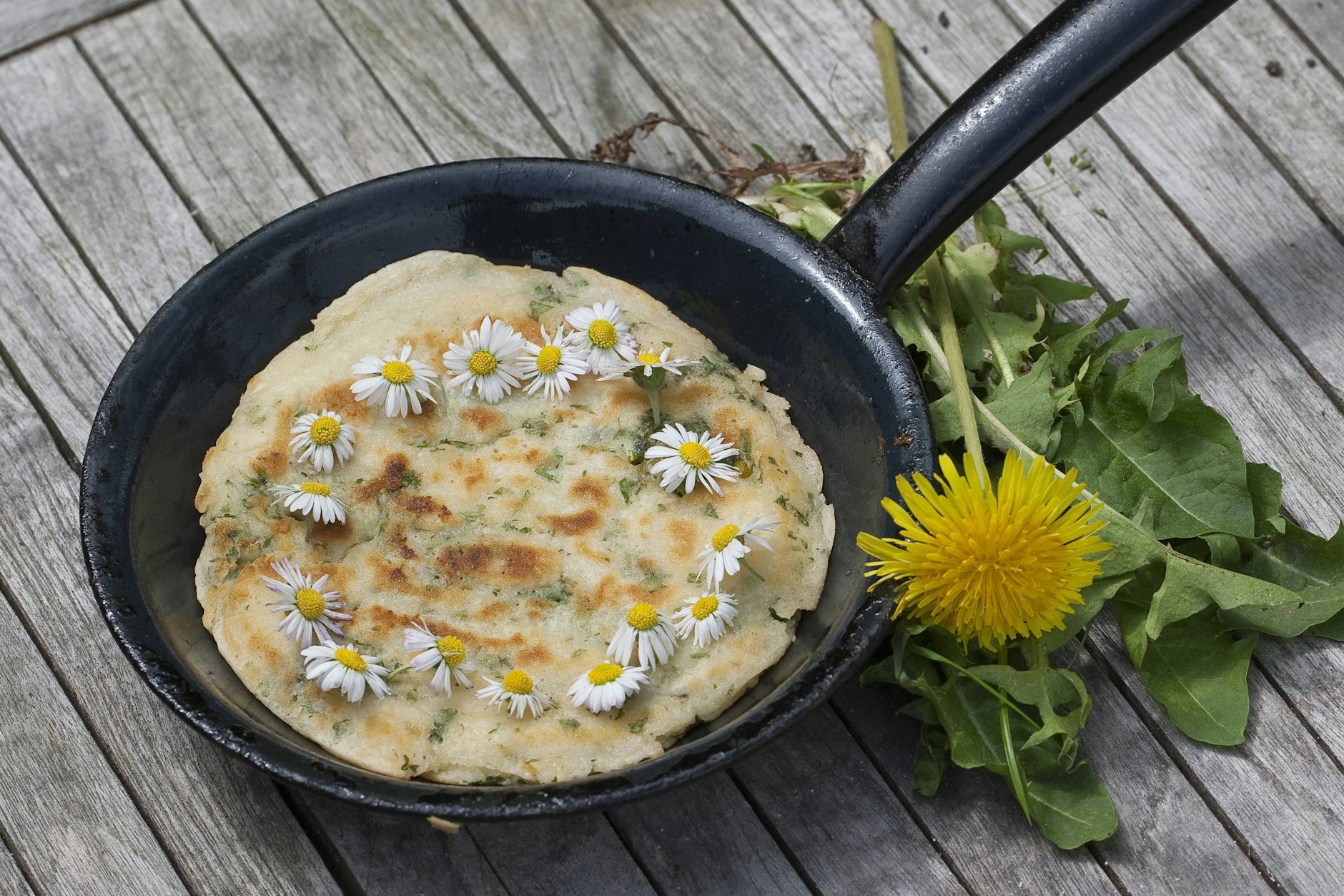 Wildblumen wie Gänseblümchen machen sich auch in der Pfanne sehr gut.