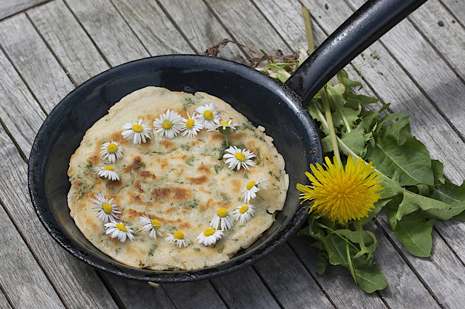 Wildblumen wie Gänseblümchen machen sich auch in der Pfanne sehr gut.