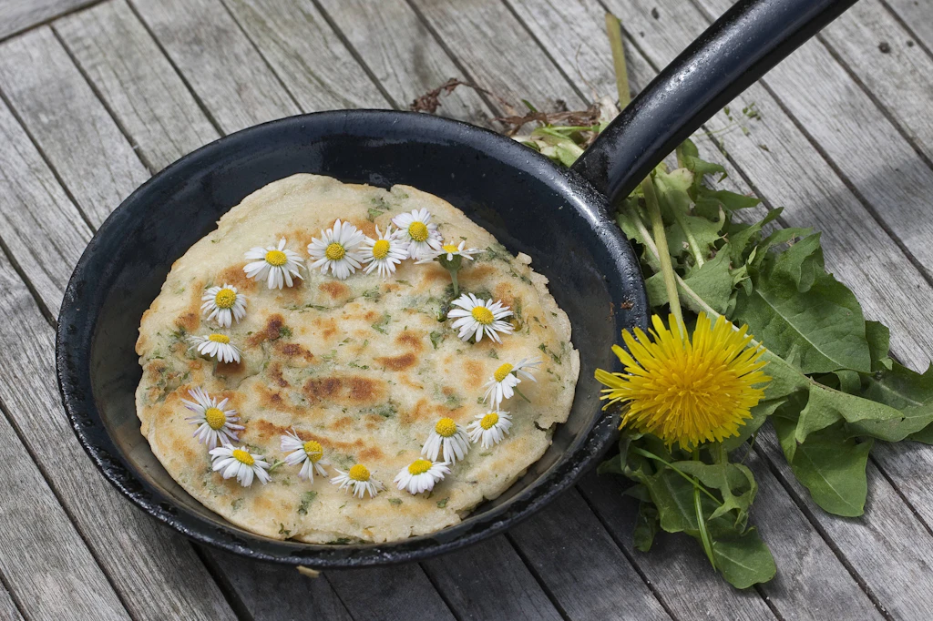 Den Sommer auf den Tisch: Leichtes Rezept für Gänseblümchenpfanne