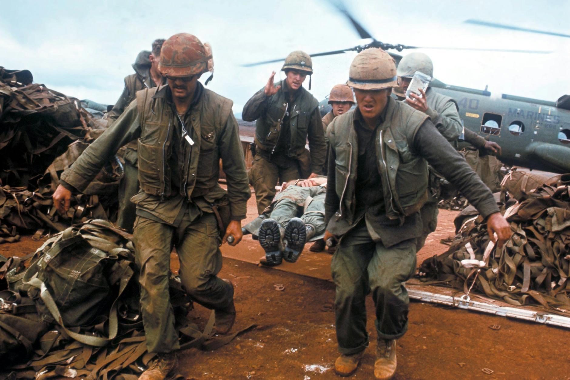Auch jahrelange Eskalation konnte ihre Niederlage nicht verhindern: amerikanische Soldaten beim Transport von Verwundeten im Vietnamkrieg (undatiert).