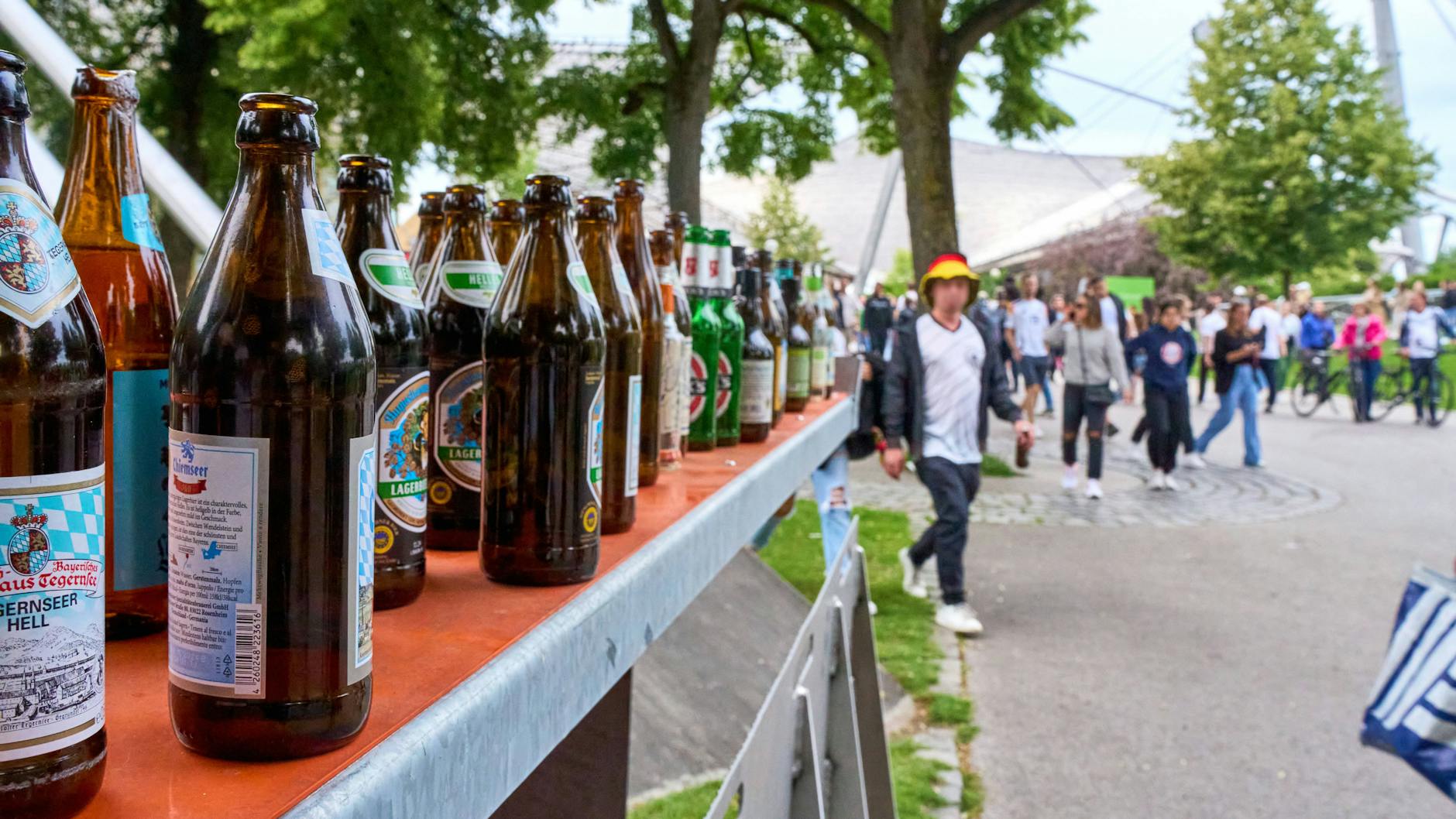Leere Bierflaschen in München – außerhalb der Fanzone. 