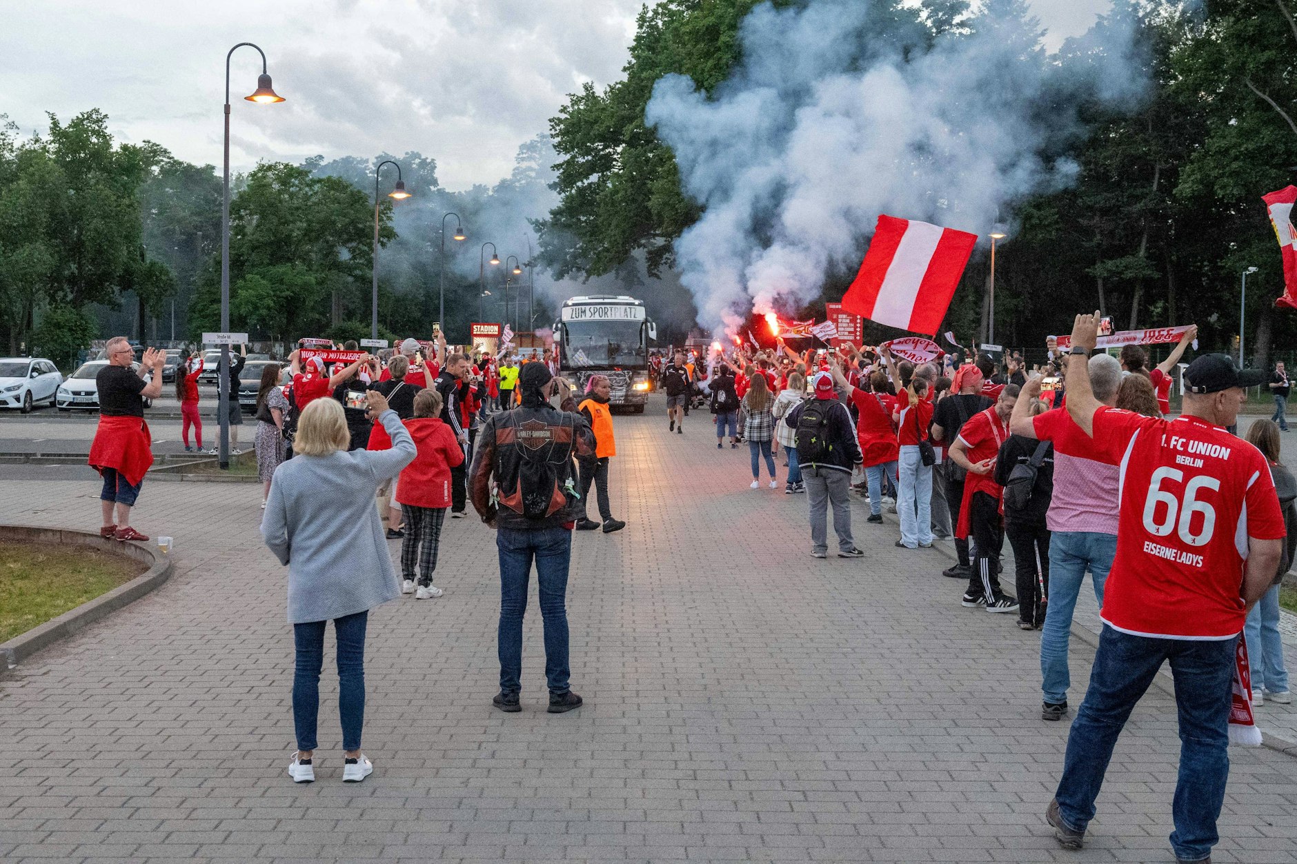 Großer Empfang vor dem Stadion An der Alten Försterei: Die Eisernen Ladies wurden nach dem gelungenen Aufstieg in die Zweite Bundesliga von vielen Fans begrüßt.
