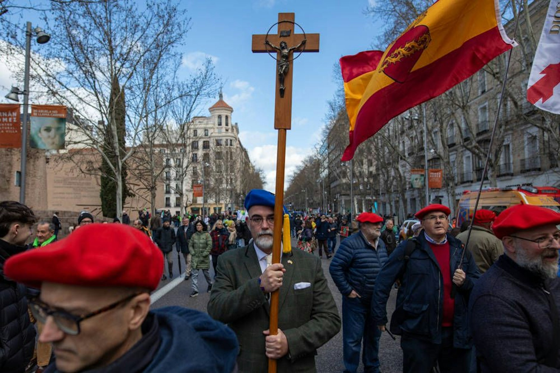 Ein Mann trägt bei einer Pro-Life-Demonstration in der Innenstadt von Madrid ein Kreuz.