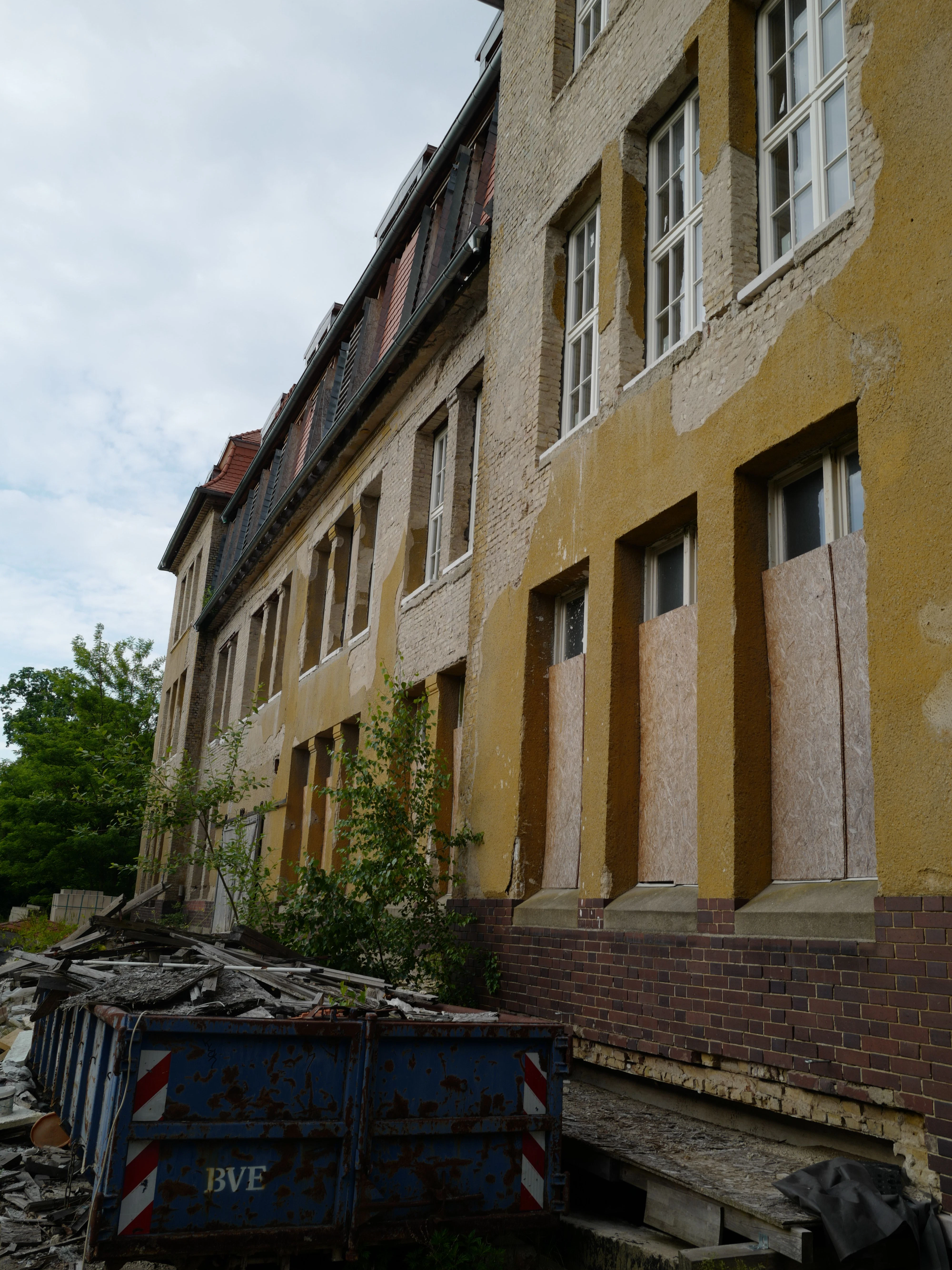 Hedera Bauwert: Unfertige Bauprojekte, verzweifelte Wohnungskufer in Berlin  und Ostdeutschland