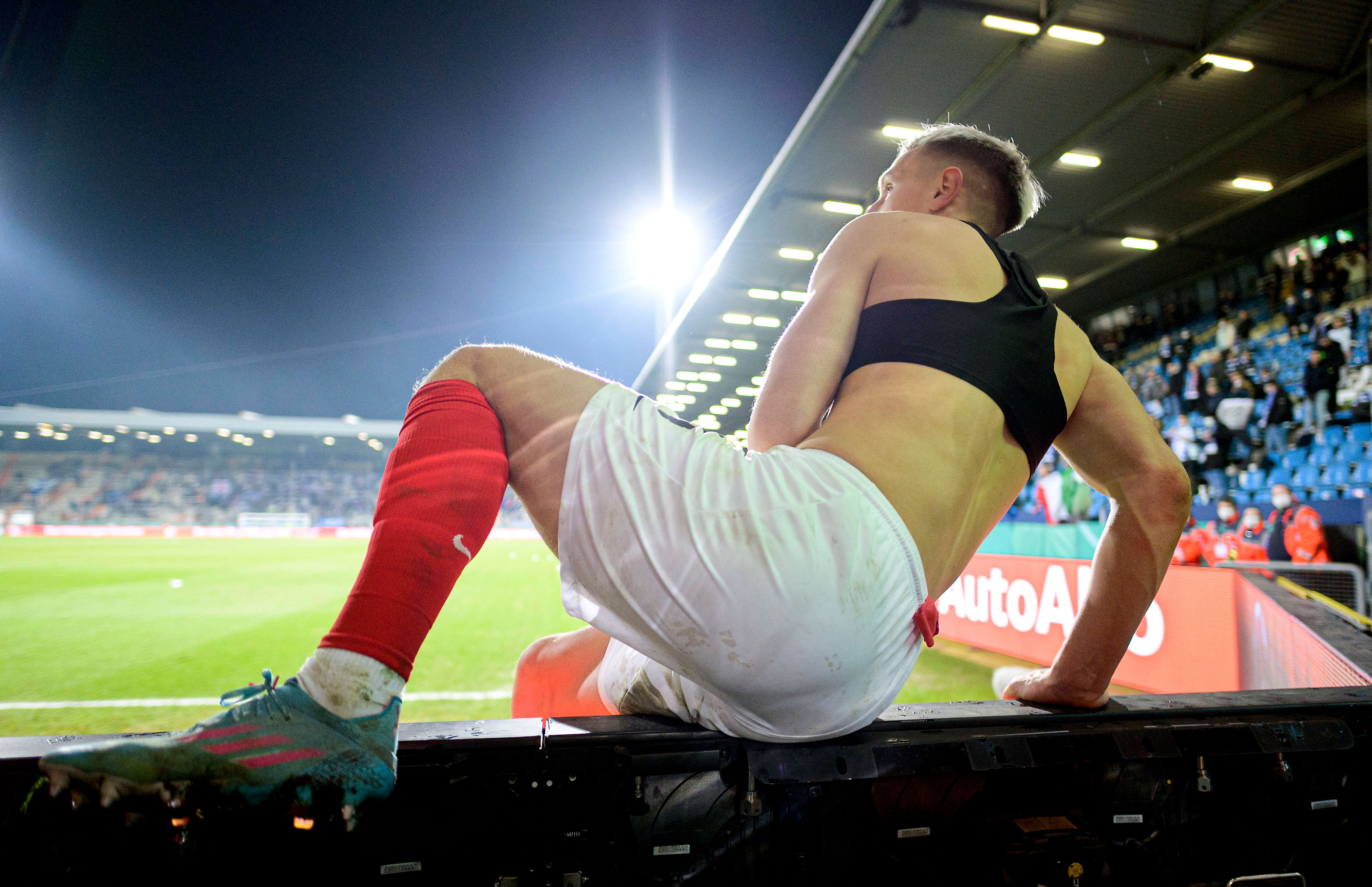 Rätsel bei der Fußball-EM: Warum tragen manche Spieler einen BH?