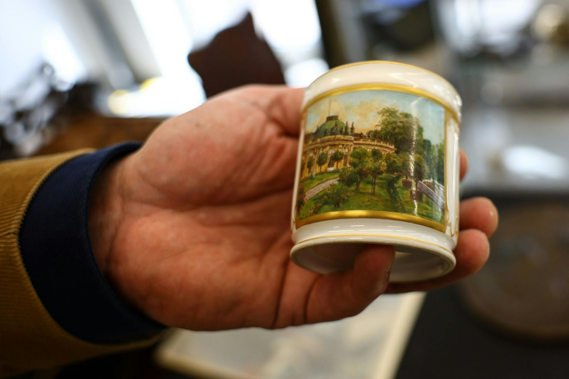 Bevor der Hammer fällt: Diese Tasse ist eine Seltenheit aus der Königlichen Porzellan-Manufaktur Berlin. Wie viel Geld wird sie einbringen?