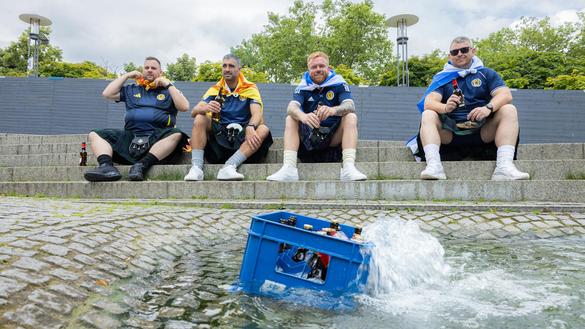 Alles richtig gemacht. In der Kölner Innenstadt kühlen Fans ihr Bier in einem Brunnen selbst. 