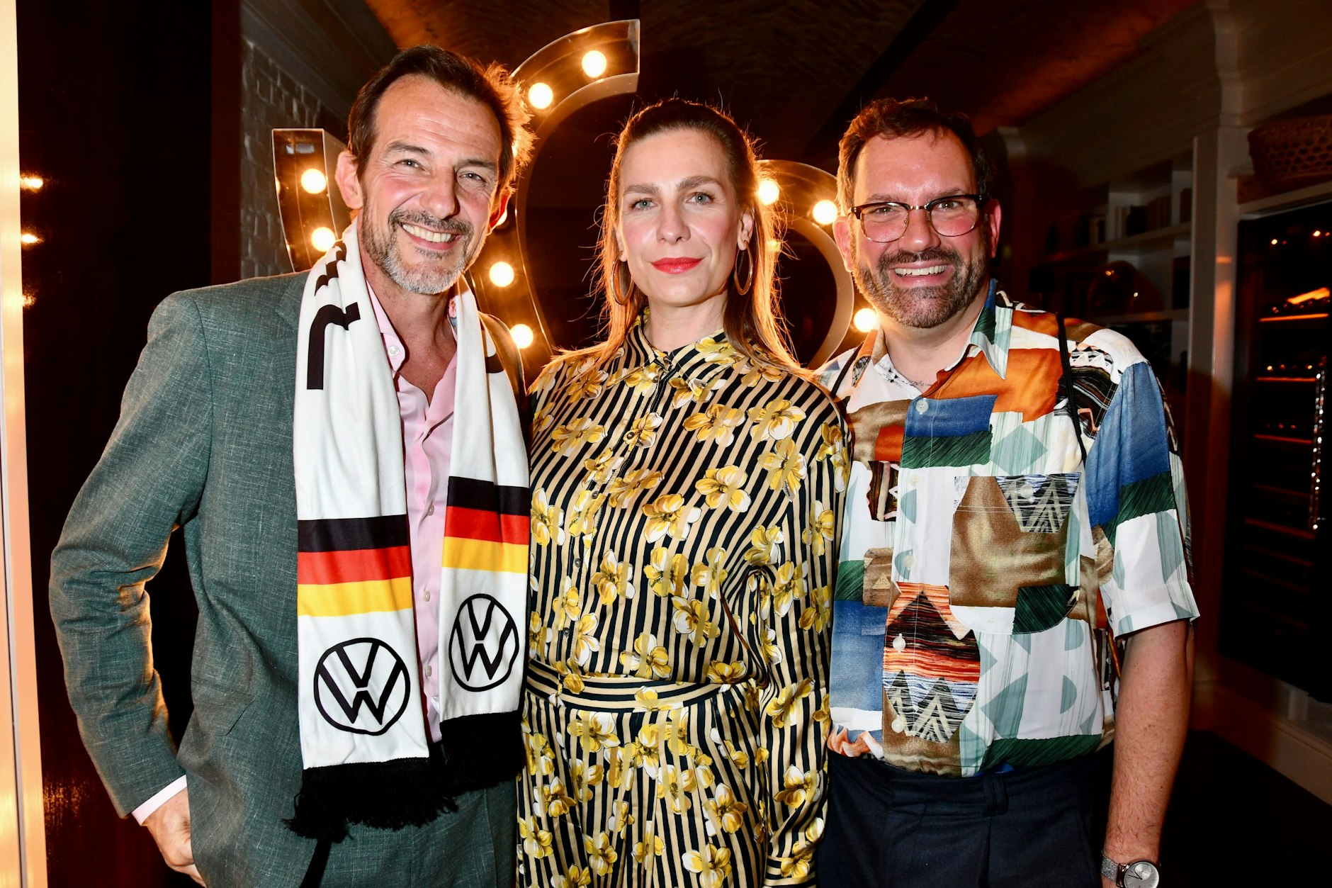 Der Schauspieler Hans-Werner Meyer (links neben der Moderatorin Nadine Heidenreich) kam mit Deutschlandschal zur Bekanntgabe der Schauspielpreis-Nominierten.