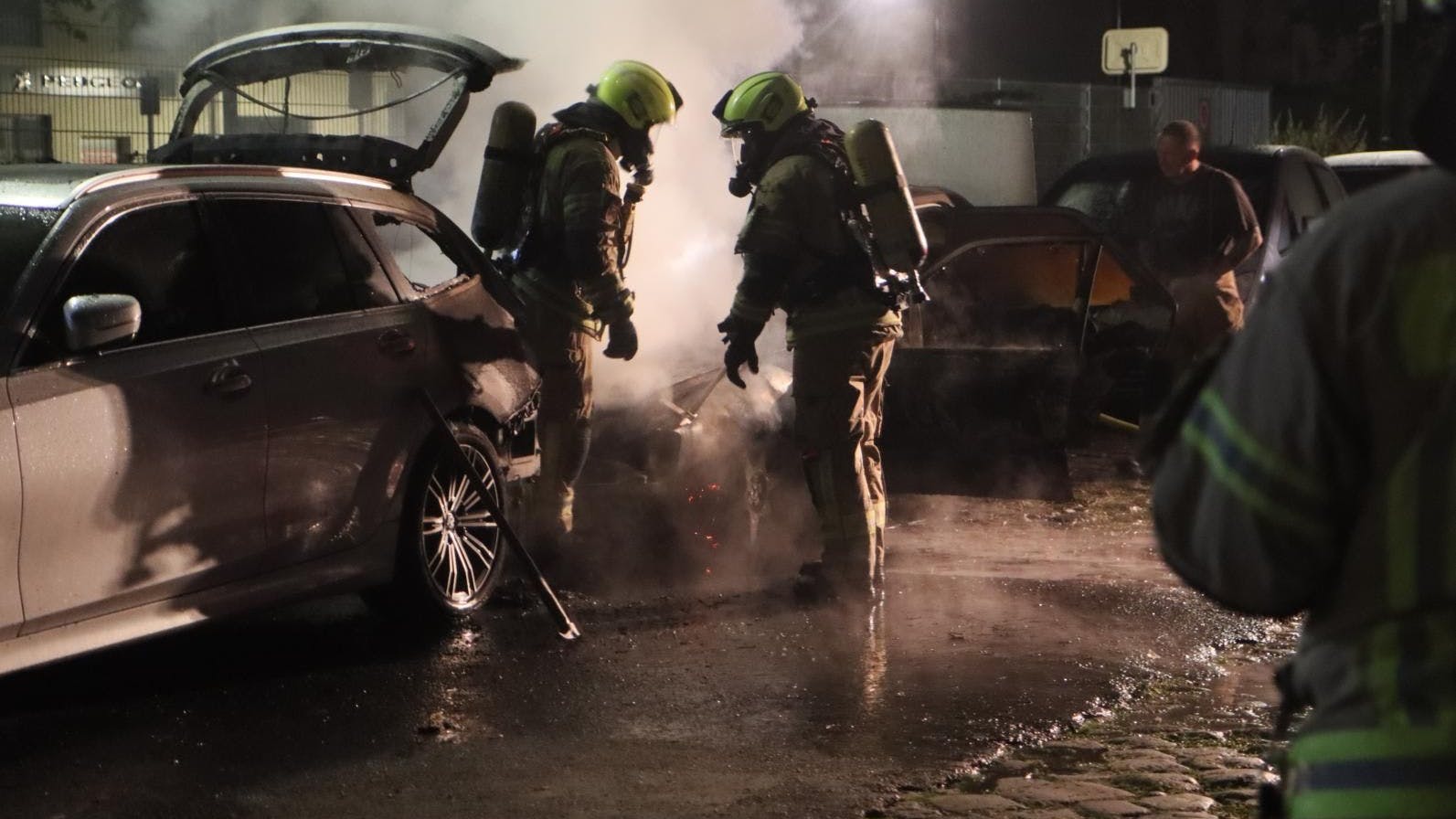 Einsatzkräfte der Feuerwehr in Steglitz.