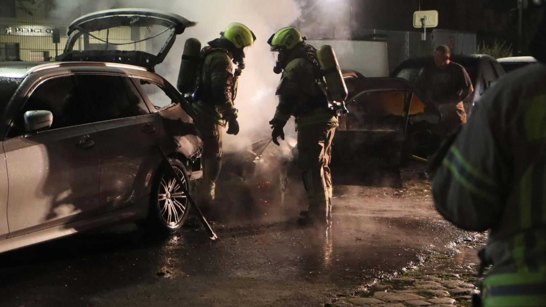 Einsatzkräfte der Feuerwehr in Steglitz.