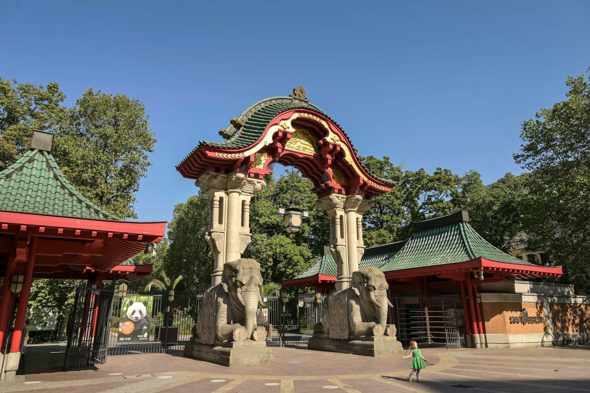 Eine Tür, härter als die vom Berghain: das Elefantentor am Zoologischen Garten