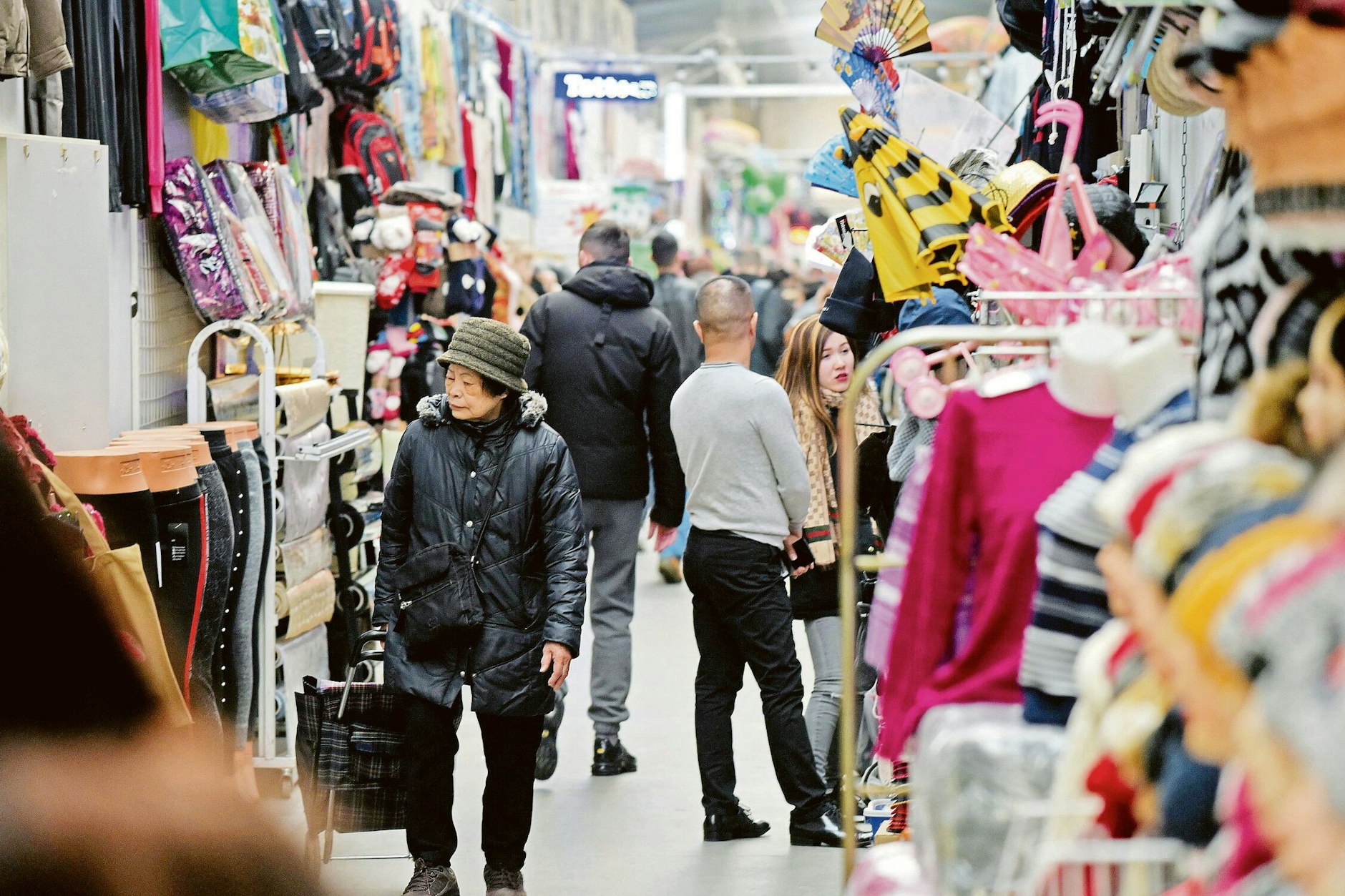 Das Dong Xuan Center Lichtenberg in der Herzbergstraße ist Treffpunkt der vietnamesischen Community und von Händlern aller Nationalitäten. 