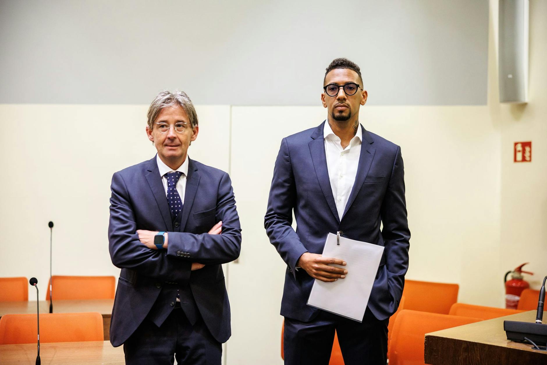 <a href="https://www.berliner-zeitung.de/news/prozess-vor-gericht-unterbrochen-boateng-bestreitet-gewalt-vorwuerfe-li.2225075">Jérôme Boateng</a> im Gerichtssaal
