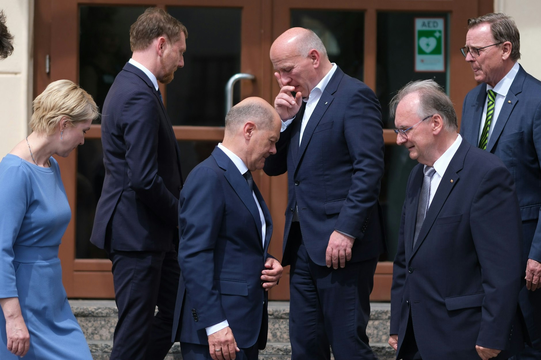 18.06.2024, Sachsen-Anhalt, Lutherstadt Wittenberg (v.l.n.r.): Manuela Schwesig (SPD), Ministerpräsidentin von Mecklenburg-Vorpommern, Michael Kretschmer (CDU), Ministerpräsident des Landes Sachsen, Bundeskanzler Olaf Scholz (SPD), Kai Wegner (CDU), Berlins Regierender Bürgermeister, Reiner Haseloff (CDU), Ministerpräsident des Landes Sachsen-Anhalt, und Bodo Ramelow (Linke), Thüringens Ministerpräsident