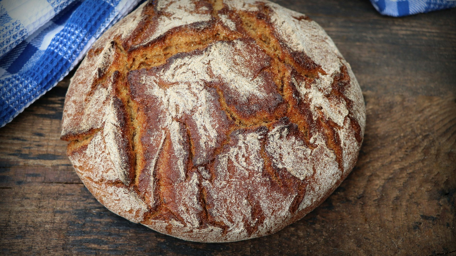 Lecker! Die knusprige Kruste macht das Krustenbrot nach diesem Rezept zum absoluten Genuss.