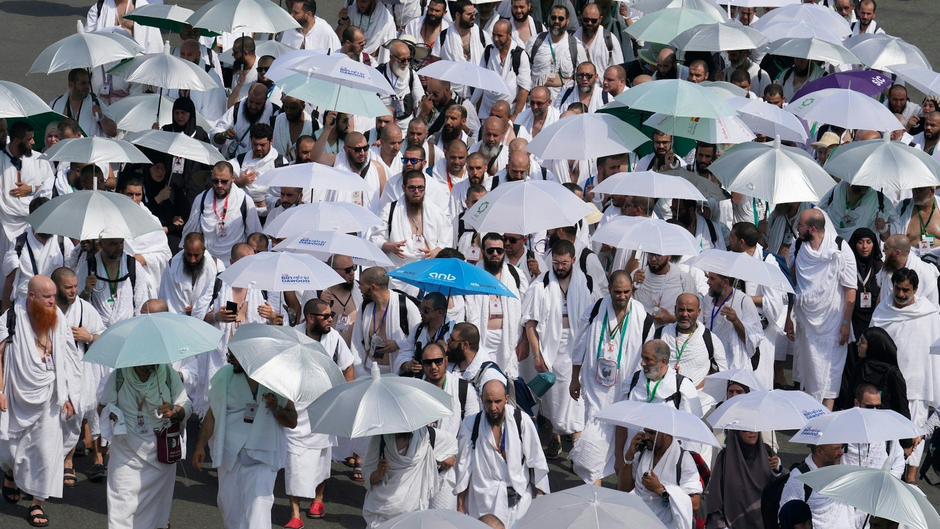 Muslimische Pilger während der jährlichen Hadsch-Pilgerfahrt: Nur wenig Schutz gegen die beißende Sonne bieten Schirme.