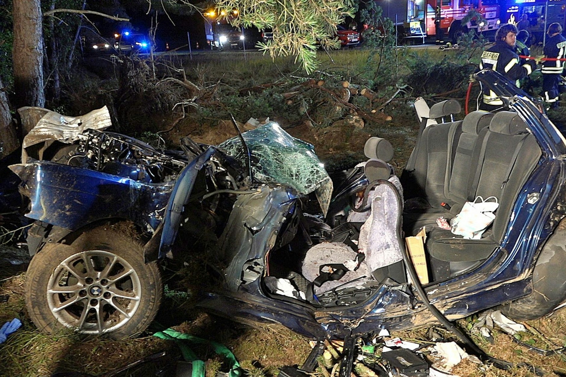 Einsatzkräfte der Feuerwehr arbeiten an einer Unfallstelle.