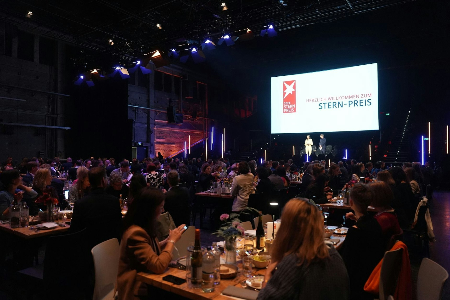 Gregor Peter Schmitz, Chefredakteur des Stern, und RTL-Moderatorin Pinar Atalay während der Verleihung des Stern-Preises. Ausgezeichnet wurde unter anderem die Süddeutsche Zeitung.