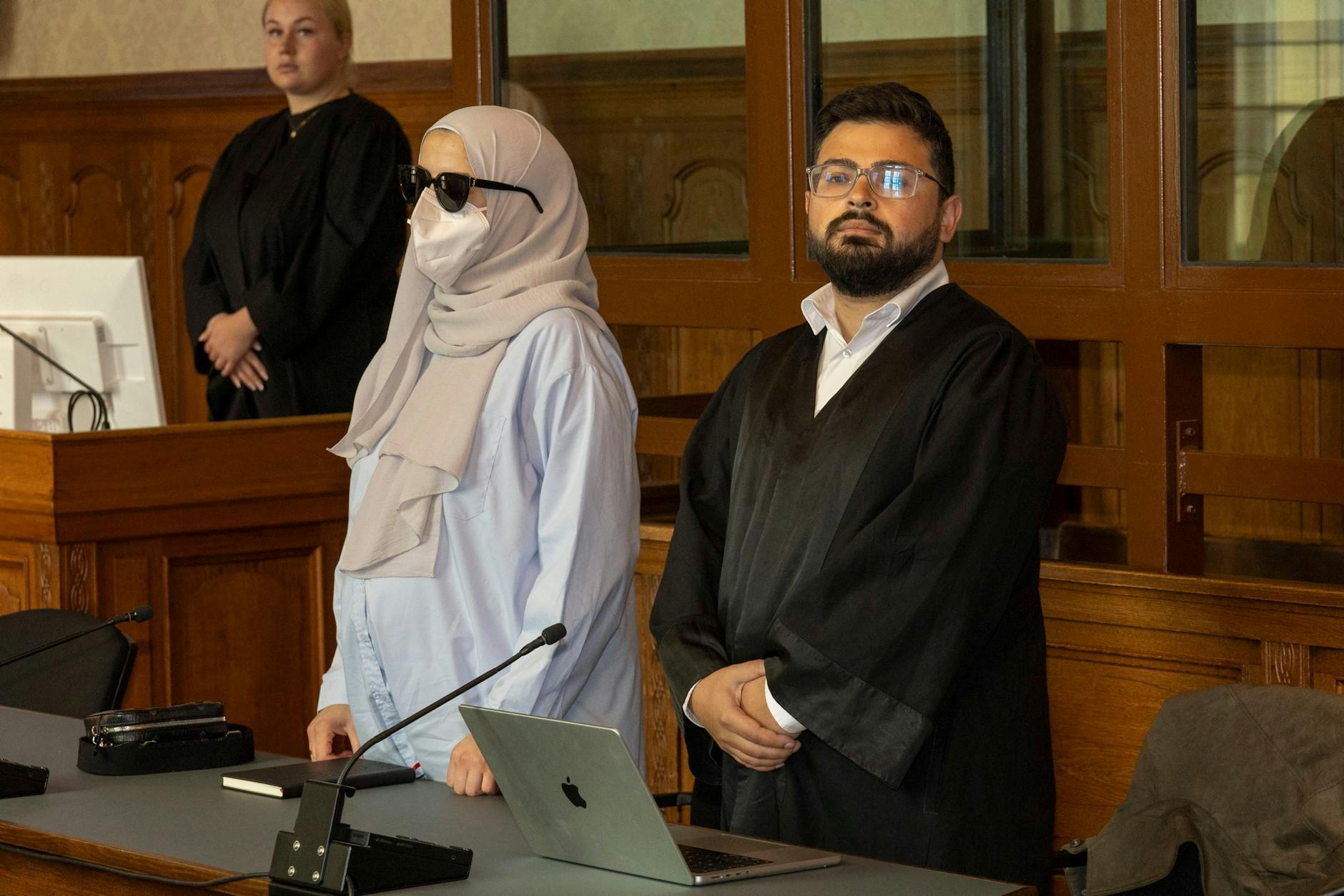 Die Angeklagte (links) vor dem Berliner Landgericht.