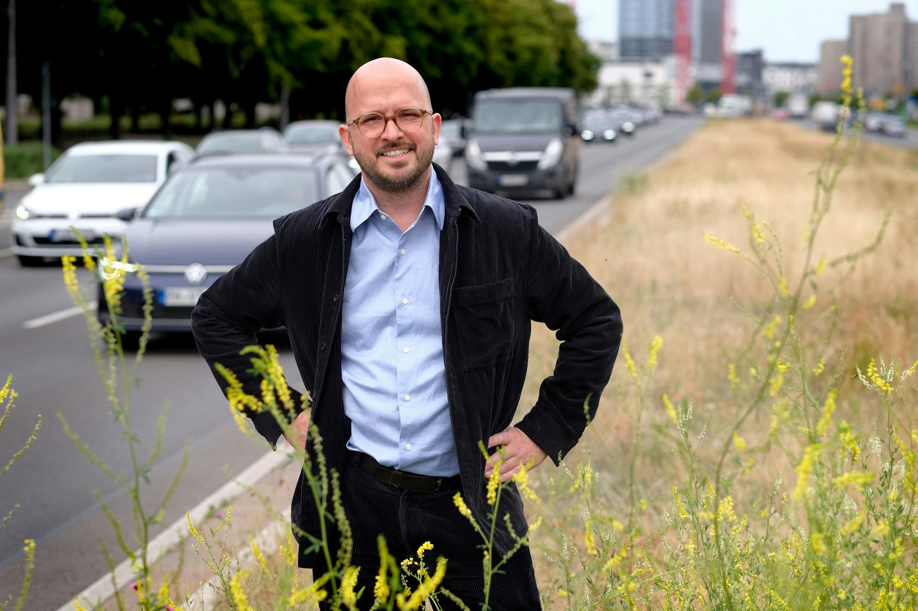 Radny miejski w dzielnicy Mitte od kwietnia 2024 r.: Architekt Christopher Schriner stoi na pasie rozdzielającym ulicę Karl-Marx-Allee. Nieopodal, w ratuszu za Kino International, swoje biuro ma polityk Partii Zielonych.